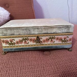 Rare vintage velvet jewelry music box with floral design, & removable organizer